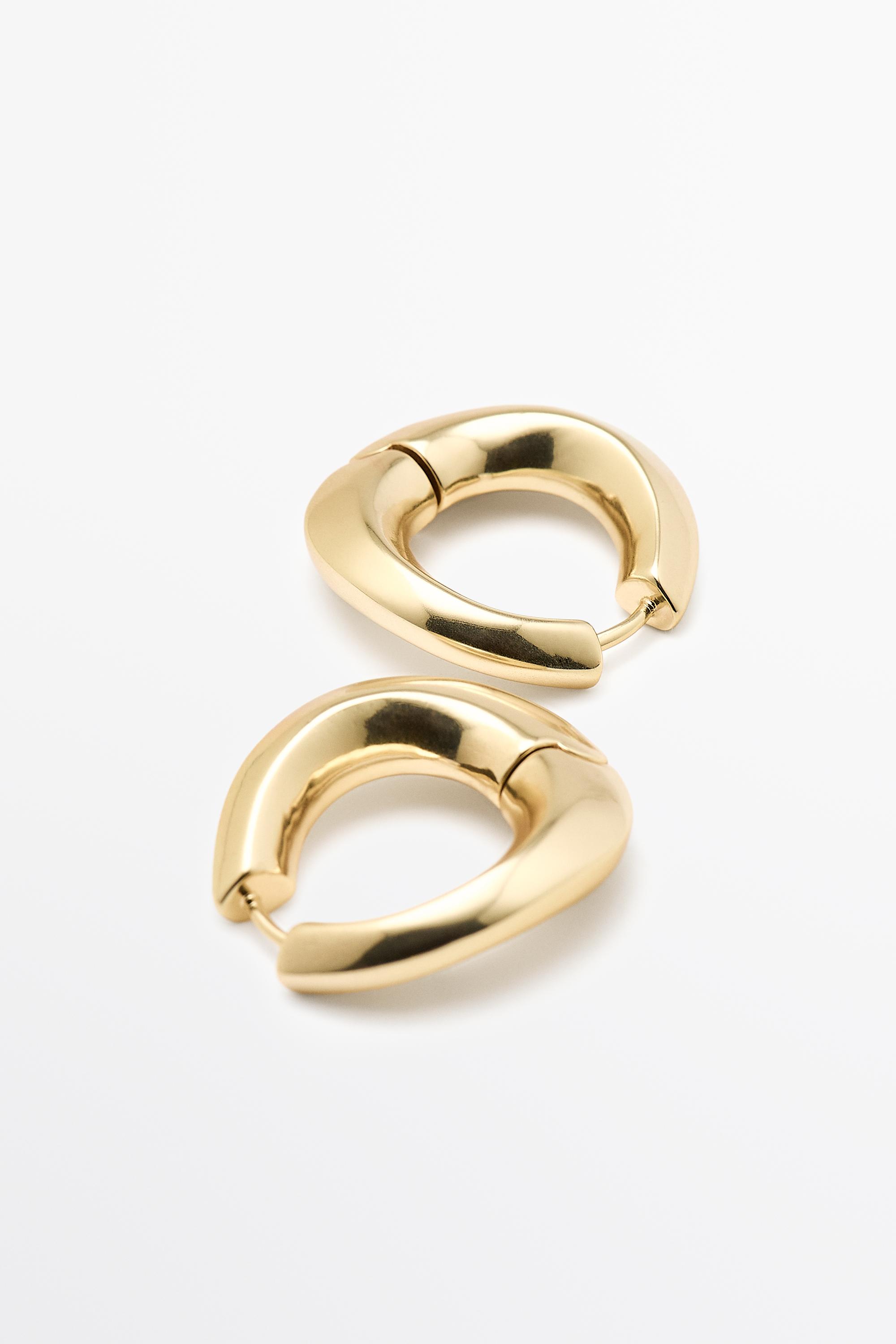 Voluminous hoop earrings